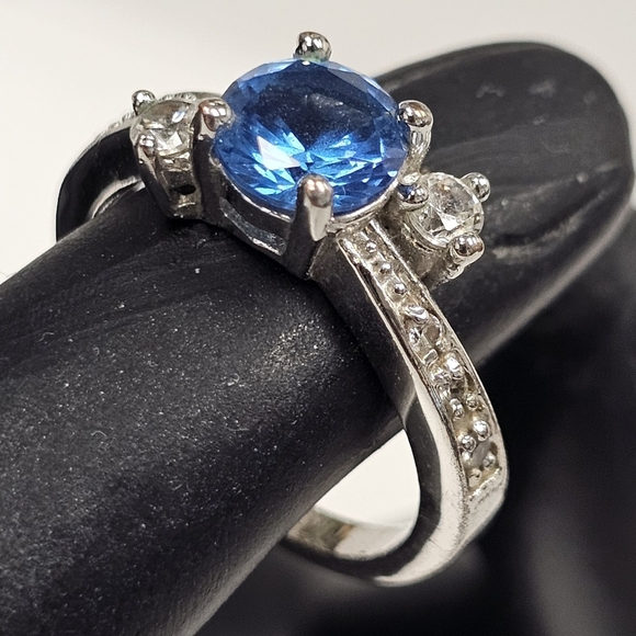 Lucky Brand Jewelry - Elegant Blue and Silver Women's Ring